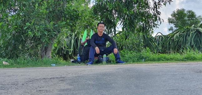 Chàng trai đi bộ xuyên Việt để ngắm nhìn vẻ đẹp đất nước ảnh 2