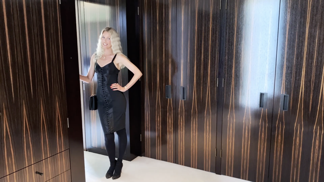 Đường cong tuổi 50 của siêu mẫu huyền thoại Claudia Schiffer ảnh 13