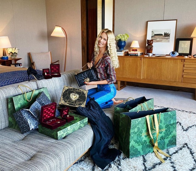 Đường cong tuổi 50 của siêu mẫu huyền thoại Claudia Schiffer ảnh 14