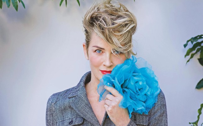 Minh tinh 'Bản năng gốc' Sharon Stone quyến rũ khó tin ở tuổi 62 ảnh 2