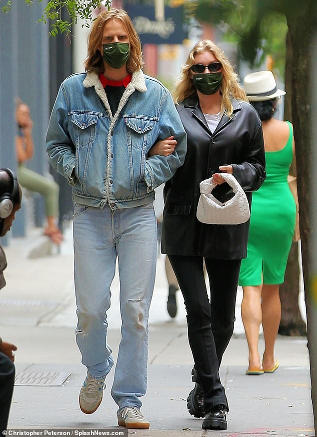 Thiên thần nội y Elsa Hosk bất ngờ khoe ảnh khỏa thân mang bầu ảnh 11