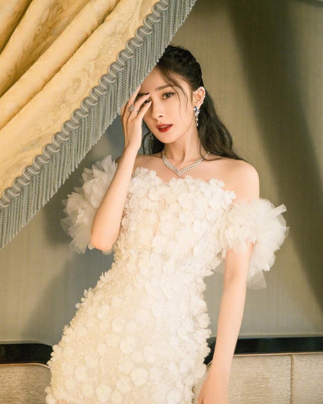 Dương Mịch khiến fan trầm trồ với góc nghiêng 'có 1 không 2' ảnh 2