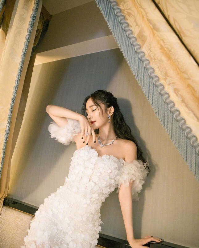 Dương Mịch khiến fan trầm trồ với góc nghiêng 'có 1 không 2' ảnh 3