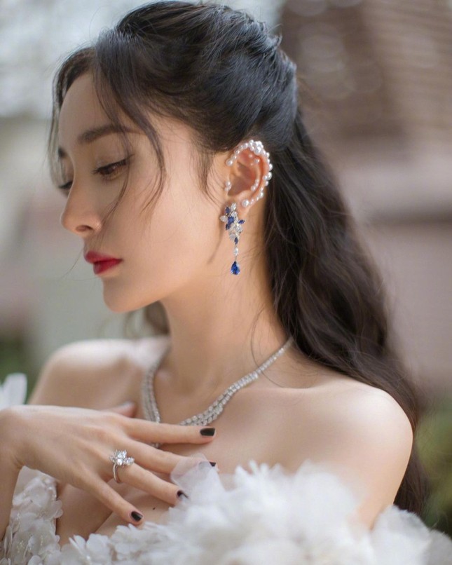 Dương Mịch khiến fan trầm trồ với góc nghiêng 'có 1 không 2' ảnh 4