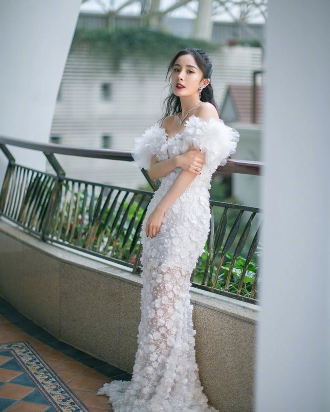 Dương Mịch khiến fan trầm trồ với góc nghiêng 'có 1 không 2' ảnh 7
