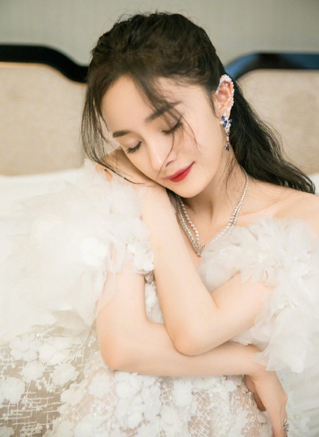 Dương Mịch khiến fan trầm trồ với góc nghiêng 'có 1 không 2' ảnh 5