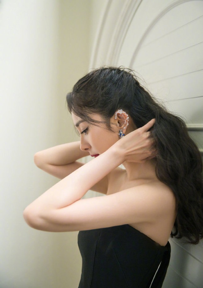 Dương Mịch khiến fan trầm trồ với góc nghiêng 'có 1 không 2' ảnh 17