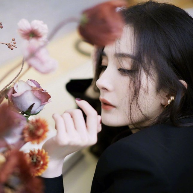Dương Mịch khiến fan trầm trồ với góc nghiêng 'có 1 không 2' ảnh 16