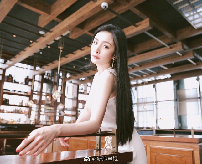 Dương Mịch khiến fan trầm trồ với góc nghiêng 'có 1 không 2' ảnh 31