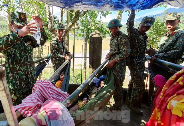 Người mẹ ôm con thoát nạn vụ sạt lở hàng chục người mất tích ở Quảng Nam ảnh 7