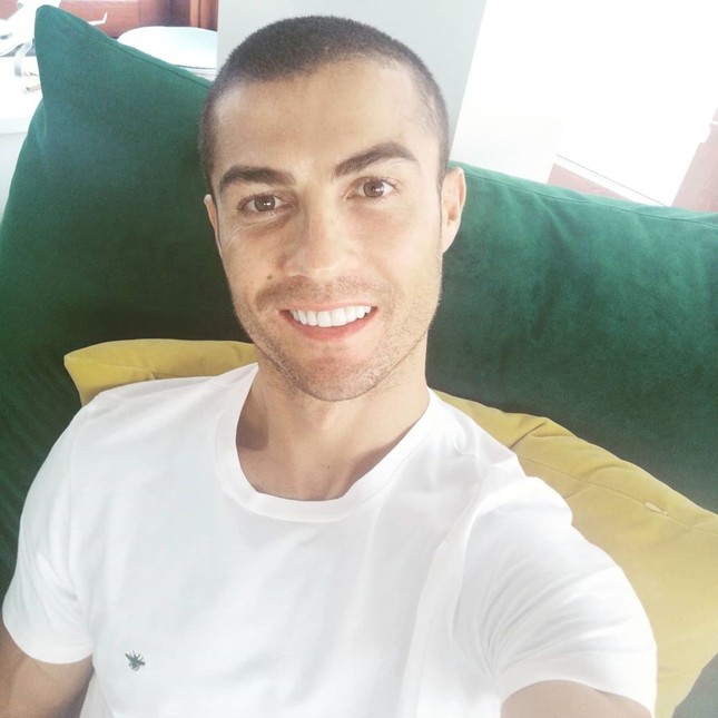 Nhan sắc 'gái một con' nóng bỏng của bạn gái Ronaldo ảnh 10