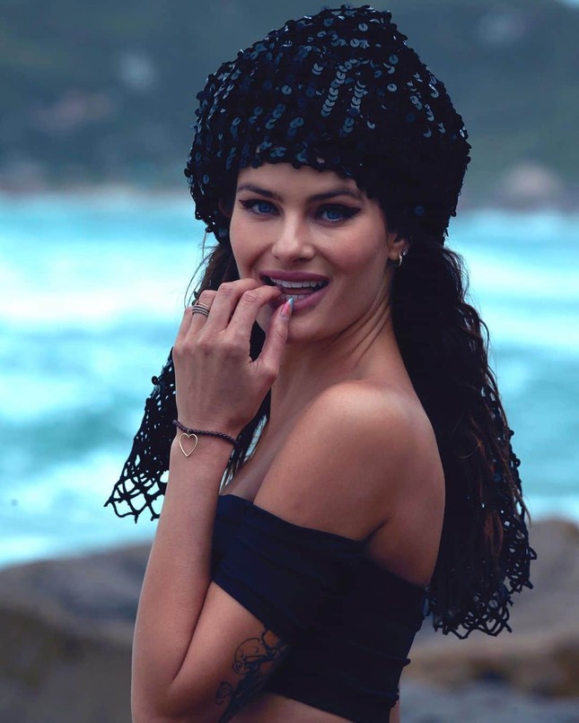 Hình thể hoàn hảo như tạc tượng của 'chân dài' U40 Isabeli Fontana ảnh 4