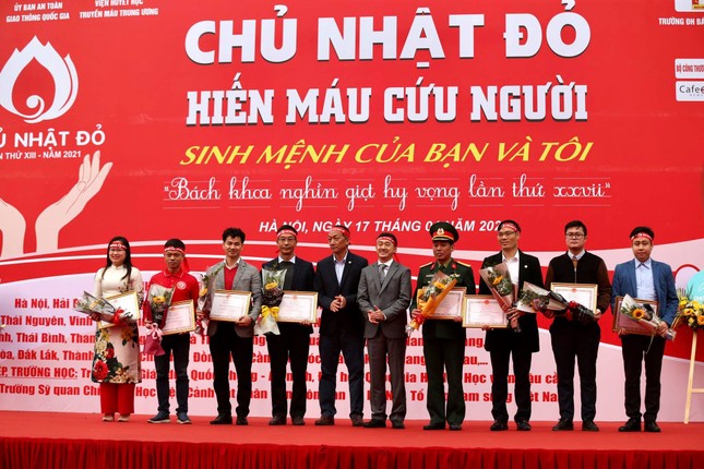 Giọt máu ấm giữa ngày đông lạnh ảnh 98