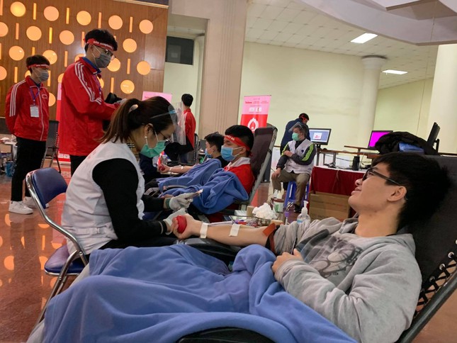 Giọt máu ấm giữa ngày đông lạnh ảnh 58
