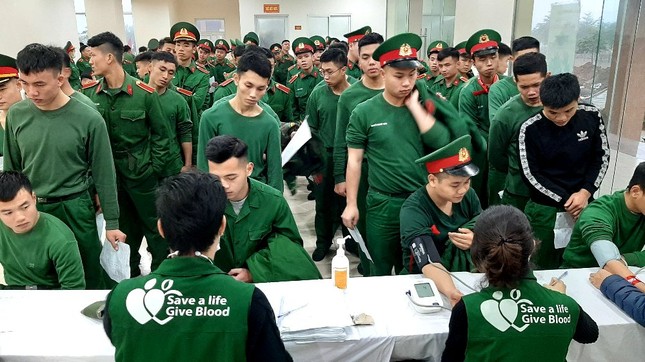 Giọt máu ấm giữa ngày đông lạnh ảnh 30