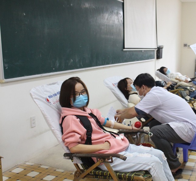 Giọt máu ấm giữa ngày đông lạnh ảnh 64