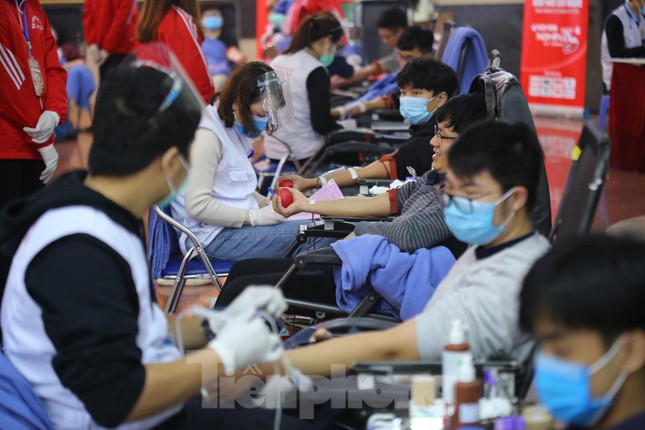 Giọt máu ấm giữa ngày đông lạnh ảnh 80