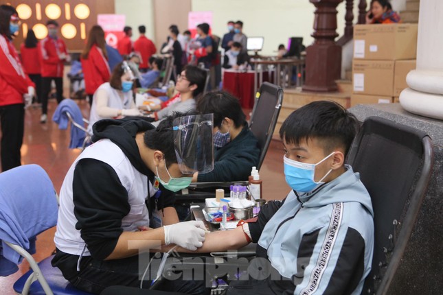 Giọt máu ấm giữa ngày đông lạnh ảnh 69