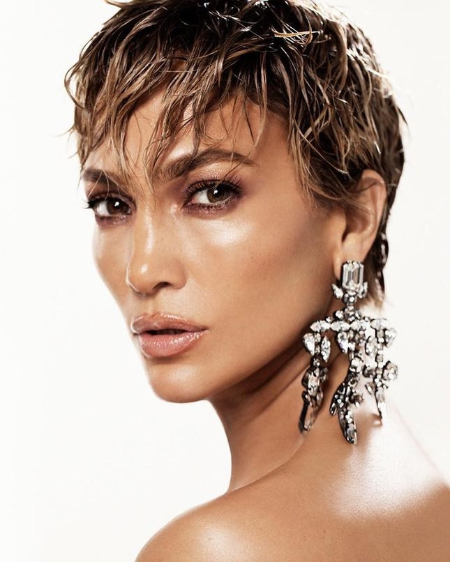 Jennifer Lopez 51 tuổi siêu nóng bỏng, tiết lộ hoãn đám cưới vì COVID-19 ảnh 2