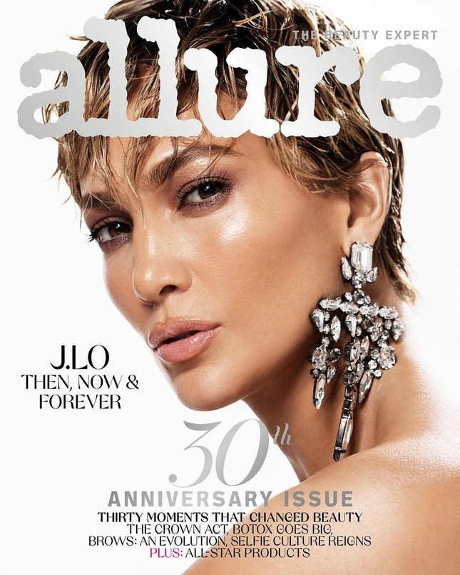 Jennifer Lopez 51 tuổi siêu nóng bỏng, tiết lộ hoãn đám cưới vì COVID-19 ảnh 1