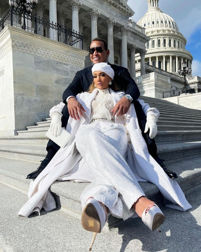Jennifer Lopez 51 tuổi siêu nóng bỏng, tiết lộ hoãn đám cưới vì COVID-19 ảnh 8
