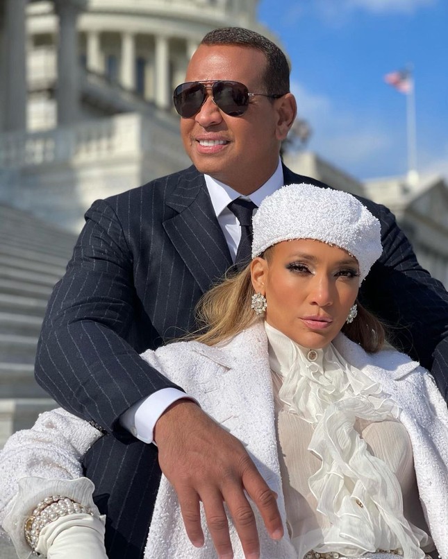 Jennifer Lopez 51 tuổi siêu nóng bỏng, tiết lộ hoãn đám cưới vì COVID-19 ảnh 7