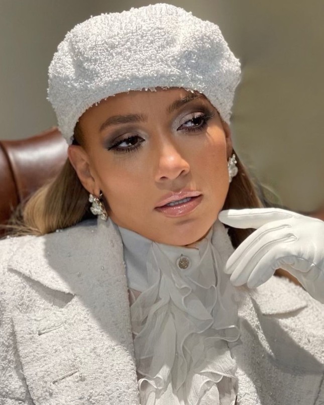 Jennifer Lopez 51 tuổi siêu nóng bỏng, tiết lộ hoãn đám cưới vì COVID-19 ảnh 9