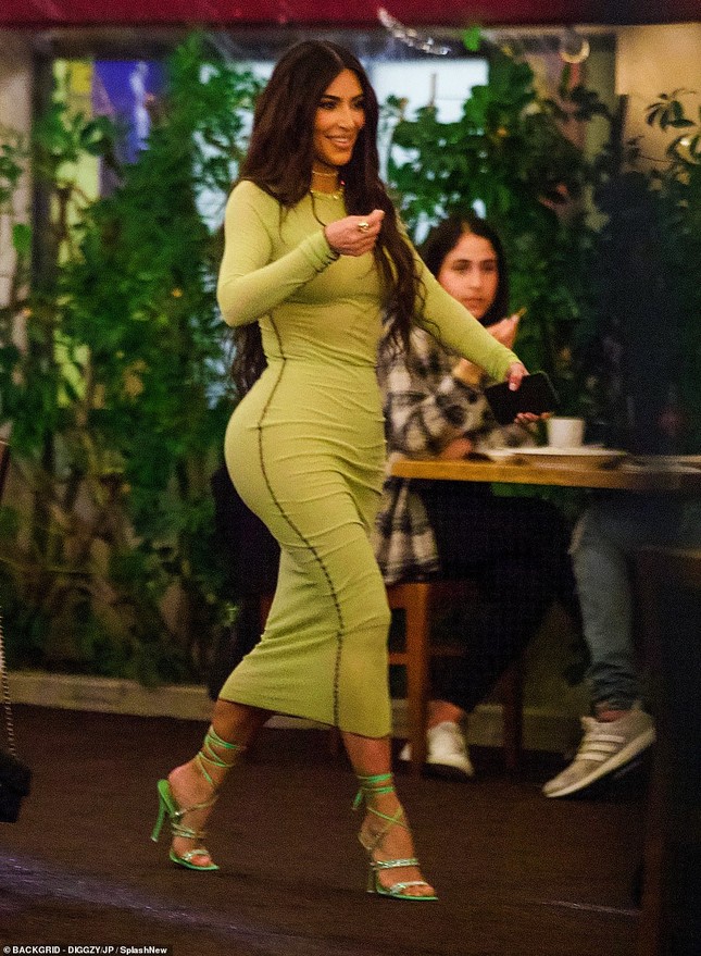 Mỹ nhân độc thân quyến rũ Kim Kardashian lần đầu lộ diện sau đệ đơn ly hôn ảnh 1