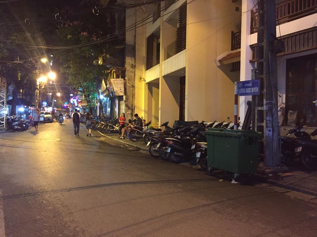 Hàng loạt bãi xe 'lậu' tái chiếm vỉa hè phố cổ Hà Nội ảnh 3