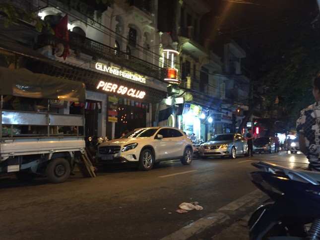 Hàng loạt bãi xe 'lậu' tái chiếm vỉa hè phố cổ Hà Nội ảnh 8