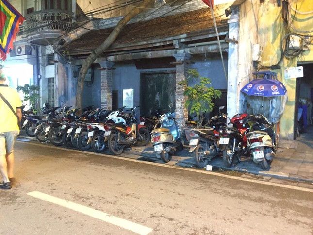 Hàng loạt bãi xe 'lậu' tái chiếm vỉa hè phố cổ Hà Nội ảnh 9