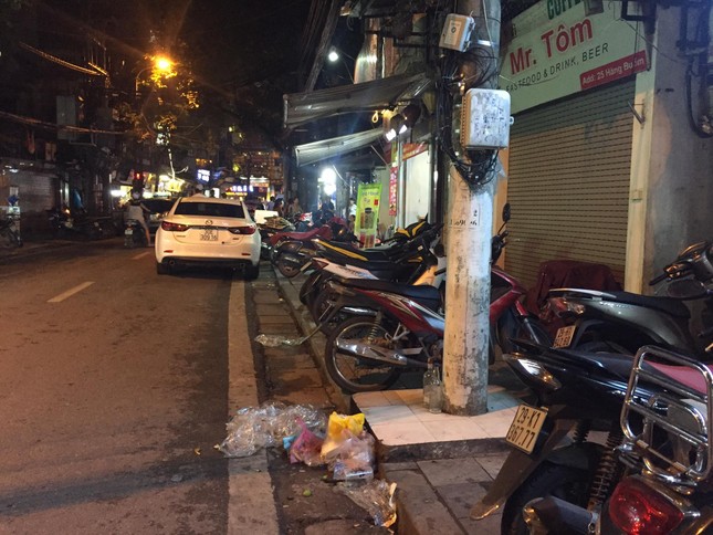 Hàng loạt bãi xe 'lậu' tái chiếm vỉa hè phố cổ Hà Nội ảnh 7