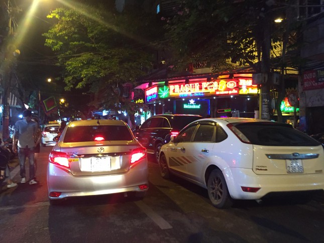 Hàng loạt bãi xe 'lậu' tái chiếm vỉa hè phố cổ Hà Nội ảnh 5