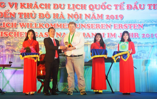 Hà Nội chào đón du khách quốc tế đầu tiên của năm 2019 ảnh 2