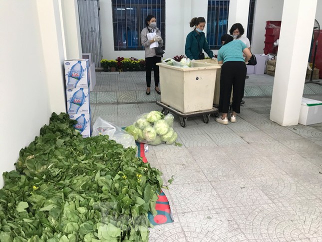 Cung cấp thực phẩm tới từng hộ dân khu cách ly phố Trúc Bạch ảnh 3