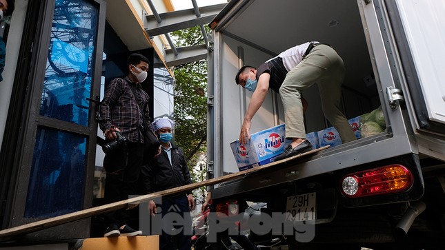 Cung cấp thực phẩm tới từng hộ dân khu cách ly phố Trúc Bạch ảnh 1