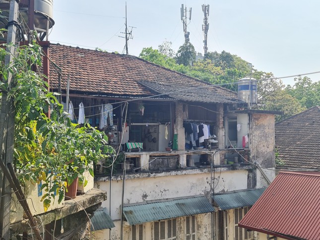 Cận cảnh những khu 'ổ chuột' trong biệt thự cổ triệu đô ở Hà Nội