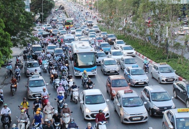 Hà Nội xén dải phân cách thêm 10 tuyến phố ảnh 1