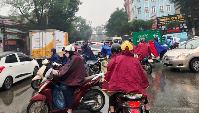 Cửa ngõ ùn ứ, xe khách xuất bến chỉ đạt hơn 30% công suất ảnh 2