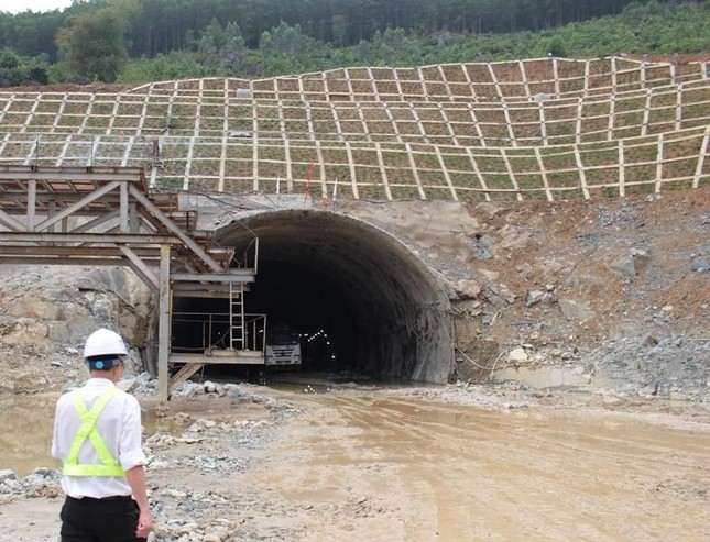 Đi xuyên hầm qua núi dài nhất cao tốc Ninh Bình - Thanh Hóa ảnh 11