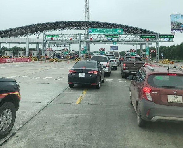 Ùn tắc trên cao tốc Hà Nội - Hải Phòng do đứt cáp quang thu phí ảnh 1