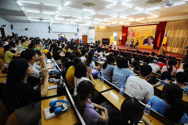 Khánh Vy khóc trong ngày ra mắt sách đầu tay ảnh 3
