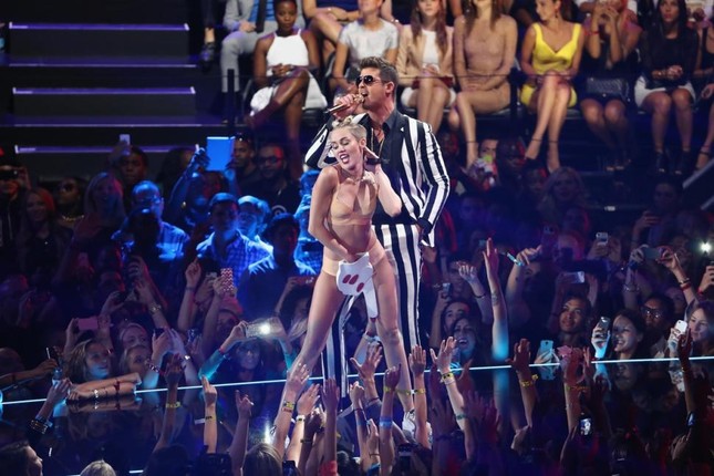 Ca sĩ Miley Cyrus bị cấm diễn vì nhảy phản cảm ảnh 1