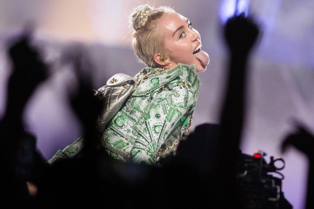 Ca sĩ Miley Cyrus bị cấm diễn vì nhảy phản cảm ảnh 2