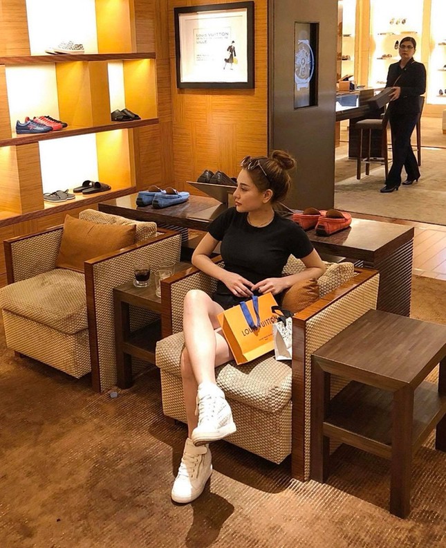 Khi bạn đang bận lên mạng tán dóc mỗi ngày, nhiều gái đẹp đã có nhà có xe từ năm 19 tuổi - Ảnh 27. Khi bạn đang bận lên mạng tán dóc mỗi ngày, nhiều gái đẹp đã có nhà có xe từ năm 19 tuổi - Ảnh 27.