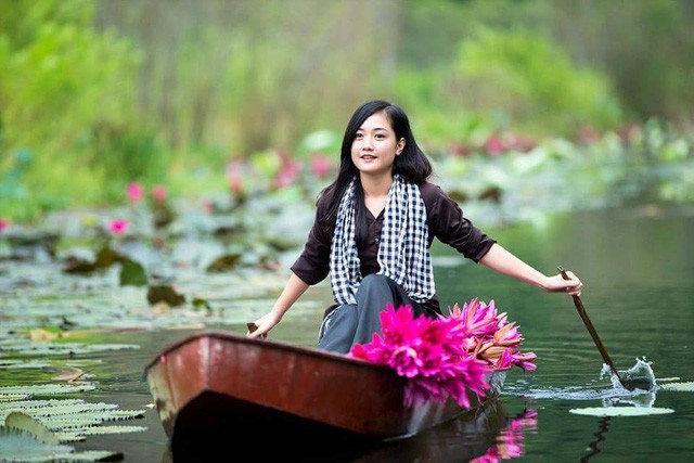 Thiếu nữ tại chùa Hương bất ngờ được phong... "hot girl chèo đò" ảnh 2