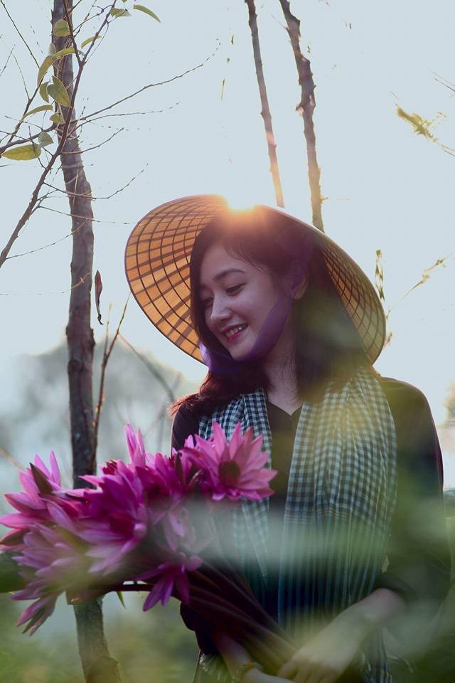 Thiếu nữ tại chùa Hương bất ngờ được phong... "hot girl chèo đò" ảnh 3