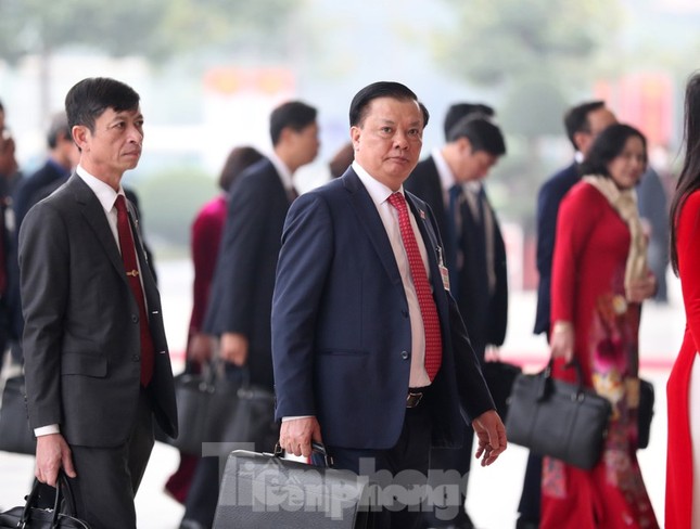 Hai Bộ trưởng Đinh Tiến Dũng và Trần Tuấn Anh được bầu vào Bộ Chính trị ảnh 1