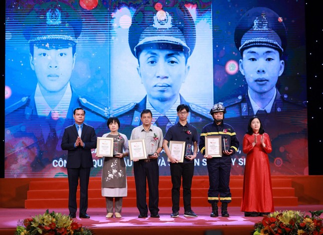 3 chiến sĩ phòng cháy chữa cháy được vinh danh trong chương trình Vinh quang Việt Nam ảnh 1