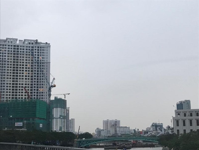 Sáng nay, TPHCM có mưa kèm theo gió do ảnh hưởng bão Tembin ảnh 2